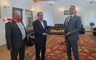 سفیر عراق تابلو دروازه تمدن به استاندار ایلام اهدا کرد