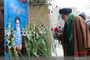 حجره طلبگی امام خمینی (ره) در اراک گلباران شد