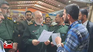 بازدید فرمانده کل سپاه از غرفه پایگاه بسیج شهید دانشگر+عکس