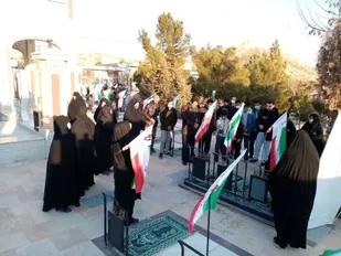 گرامیداشت حماسه ۹ دی با عطر افشانی گلزار شهدای محله باغزندان شاهرود+ تصاویر