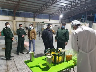 بازدید فرمانده ناحیه مقاومت بسیج روح الله از کارگاه تهیه آبمیوه گیری