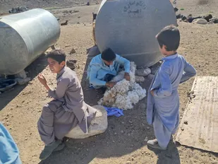 خدمت&zwnj;رسانی گروه جهادی به عشایر روستای علی&zwnj;آباد تفتان جنوبی