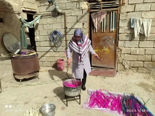 آموزش رنگ آمیزی پیشه نخل برای حصیربافی در روستاها به همت کانون بسیج هنرمندان شادگان
