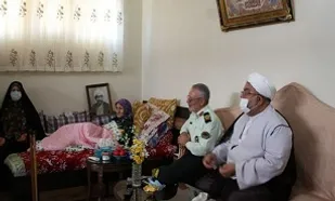 بوسه مادر تبریزی بر دستان سرباز ناجا، قدردانی ملت از حافظان امنیت بود