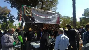 برپایی ایستگاه صلواتی در گلستان شهدای اصفهان همزمان با مراسم تشییع مادر بزرگوار شهید خرازی
