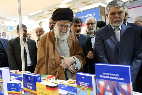 بازدید مقام معظم رهبری از نمایشگاه کتاب تهران