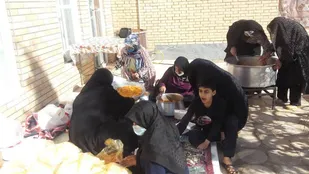 طبخ 150 پرس غذای گرم و توزیع در بین سیل زدگان روستای فیروزآباد