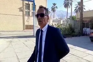 خبرسازی حضور فردی با پوشش شبیه شاه مخلوع در میدان شهدا جهرم