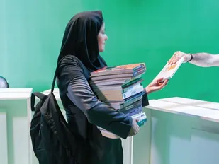 لُقمه&zwnj;ای نان با طَعم کتاب