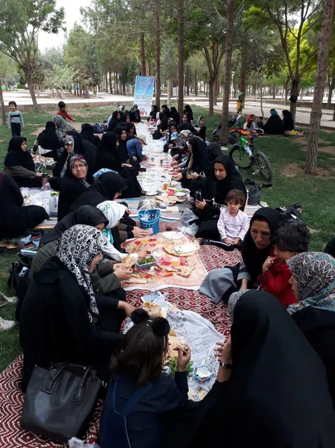 پایگاه حضرت زینب (س) بسیجیان خود را به اردوی زیارتی تفریحی برد