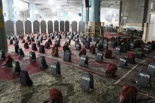 توزیع ۵۰۰ بسته نوشت افزار بین دانش آموزان کم برخوردار شهرستان قدس