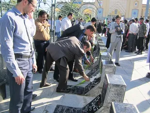 غبارروبی و گل&zwnj;افشانی گلزار شهدای دفاع مقدس در همدان
