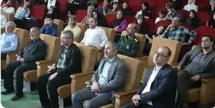 این اختتامیه با حضور خانواده معظم شهداء،مسئولین شهرستان و رؤسای ادارات،فرماندهی و جانشین محترم سپاه درسالن شهدای فرهنگی اداره فرهنگ و ارشادبرگزارشد.