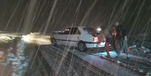 نجاتگران کرمانشاه به ۳۲۴ مسافر گرفتار در برف و کولاک امدادرسانی کردند