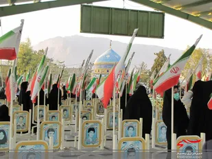 مراسم غبارروبی و گل افشانی گلزار شهدای محله درب سید خمینی شهر