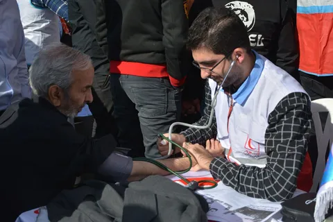 ایستگاه دانش آموزی هلال احمر در راهپیمایی 13 آبان