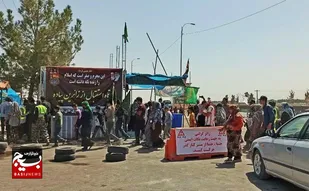 میزبانی از زائران پیاده امام مهربانی ها در موکب رزمندگان گردان دهم امام حسین علیه السلام چناران+فیلم
