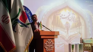 عمق قرآن انسانها را جذب می کند/قرآن یک دریای شگرف و گسترده است