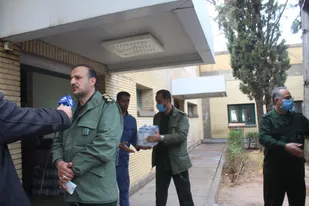 اهدا ۲۵۰۰ لیتر ماده ضدعفونی کننده دست به بیمارستان امام حسین (ع) شاهرود
