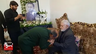 اهدای لوح تبریک و تسلیت فرمانده کل سپاه به خانواده شهید مالک رحمتی