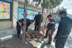غرس نهال توسط بسیجیان پایگاه امام خمینی(ره) ملایر