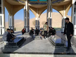 غبارروبی و عطرافشانی گلزار شهدای کنگاور توسط بسیجیان بمناسبت هفته بسیج