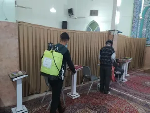 اقدام به ضد عفونی توسط گروه جهادی عرفات در قرارگاه حافظان سلامت محله