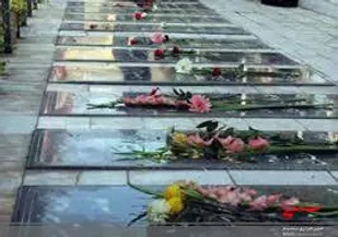 عطر افشانی قبور شهدای شهر لردگان