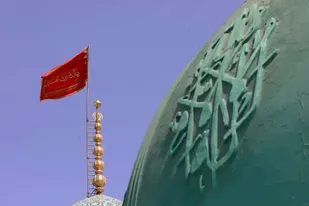 پرچم یا لثارات الحسین (ع) بر بام مساجد به اهتزاز در می&zwnj;آید