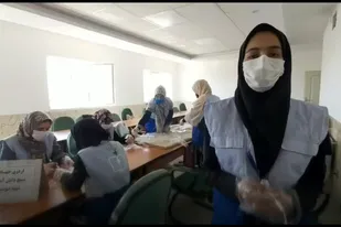 تولید دستکش یکبار مصرف به همت گروه جهادی &laquo;شهید شوندی&raquo; رزن