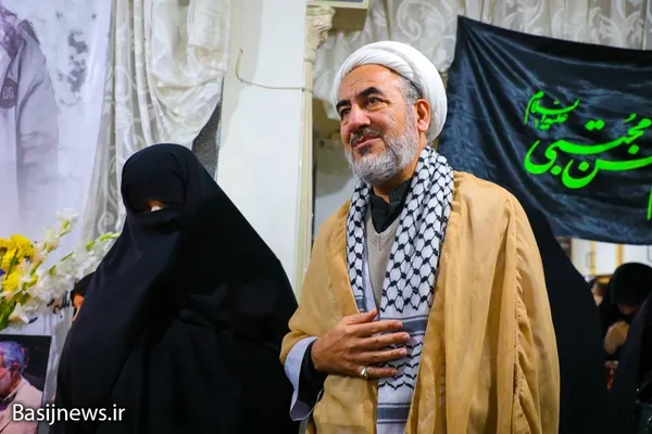 حضور مسئولان استان قم در منزل شهید حسن مختارزاده
عکس از علی بهرامی