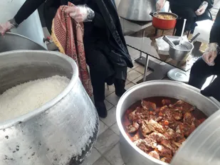 تهیه و توزیع غذای گرم به همت اعضای کانون بسیج مهندسین