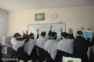 پویش " لبیک یا خامنه ای" در مدارس کرمانشاه +تصویر
