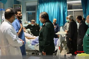 اهدای هدیه رهبر معظم انقلاب به بسیجی مجروح مدافع امنیت+تصاویر