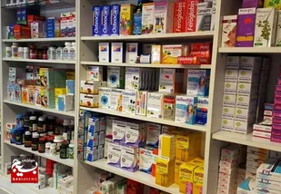 مردی بیرون از دنیا در داروخانه!