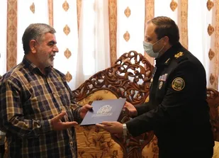 دیدار مدیرکل حفظ آثار دفاع مقدس آذربایجان شرقی با عکاس پیشکسوت جنگ