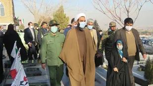 غبار روبی و عطر افشانی گلزار شهدا امامزاده سید محمد خمینی شهر
