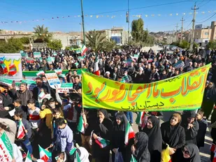 راهپیمایی ۲۲ بهمن با حضور مرزنشینان قصرشیرین آغاز شد