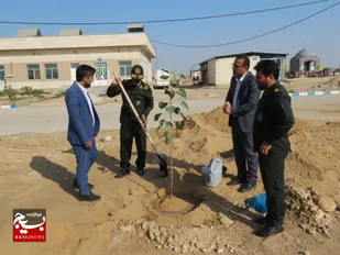 کاشت 20 اصله نهال درخت در تیپ امام صادق(ع)