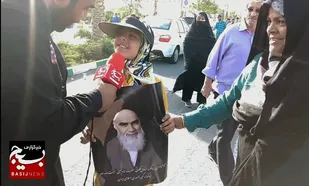 شور اشتیاق نوجوانان در مراسم رحلت امام خمینی (ره)