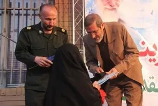 تجلیل از خانواده معظم شهدا در مراسم اختتامیه نمایشگاه یادیاران ناحیه مالک اشتر