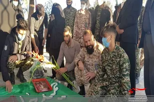 زدودن غبار از قبور لاله&zwnj;های انقلاب اسلامی در زاهدان