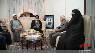 دیدار آیت الله سعیدی با خانواده دو شهید دفاع مقدس استان قم