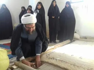 اهدای قالی برای بازسازی عتبات از سوی بانوان سامانی