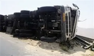 واژگونی مرگبار تریلی ۱۸ چرخ/ ۹ مسافر در برخورد سه سواری مصدوم شدند