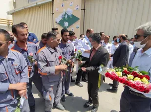 تجلیل فرماندار پیشوا با اهدای گل از کارگران
