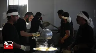 اطعام عزاداران حضرت سیدالشهدا(ع) از سوی گروه جهادی شهید سلیمانی&nbsp;در گرمسار