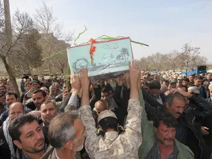 تشییع پیکر مطهر شهید گمنام در گروه مهندسی 43 امام علی(ع) ملایر
