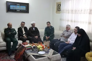 دیدار مسئول دفتر نمایندگی ولی فقیه در سپاه انصارالرضا علیه&zwnj;السلام با خانواده شهید آخوندی
