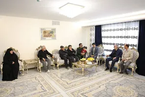 دیدار فرمانده مرکز خدمات کارکنان و بنیاد تعاون کل سپاه با خانواده شهید «امین کرمی» در همدان